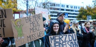Ein Demonstrant hält ein Schild mit der Aufschrift «Merz, du Weidelsohn» hoch während einer Protestaktion nach den Aussagen von Bundeskanzler Merz zu Stadtbild und Migration.