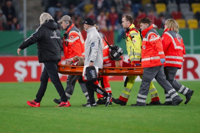Fortuna Düsseldorf Matthias Zimmermann wurde noch während des Spiels ins Krankenhaus eingeliefert.