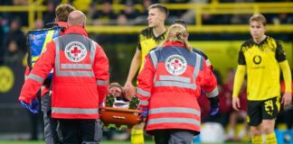Horrorverletzung überschattet späten BVB-Sieg gegen Köln Timo Hübers wird nach seiner schweren Knieverletzung vom Platz getragen.