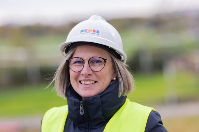 Landesgartenschau Neuss 2026 Die Landesgartenschau 2026 entsteht auf dem Gelände der ehemaligen Galopprennbahn in Neuss, Geschäftsführerin ist Annette Nothnagel.