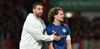 Das Ende einer Reise: Bielefeld frustriert über Pokal-Aus Bielefelds-Trainer Kniat tröstet seinen Spieler Corboz (r.)