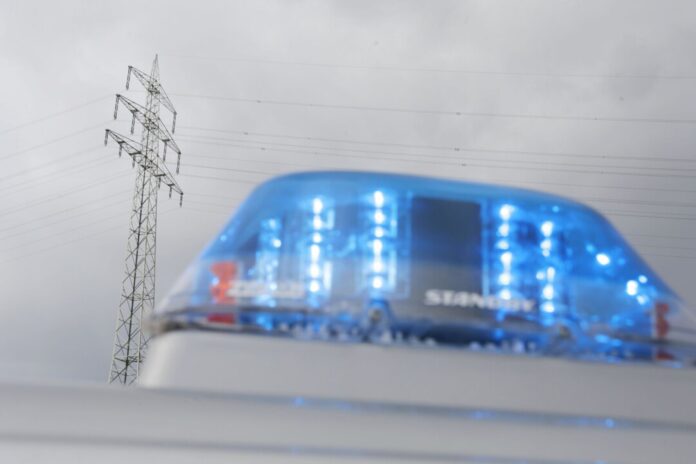 Blaulicht Windrad verliert Kopf und Flügel: Warum die Windkraftanlage havarierte ist nach Angaben der Behörden unklar. (Symbolbild)