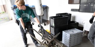 Waffenarsenal: rechtsextremistischer Hintergrund unklar Polizisten transportieren ein Maschinengewehr ab.