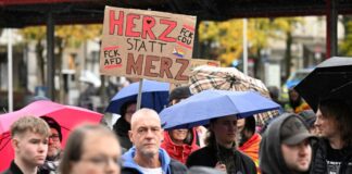 Rund 150 Teilnehmer bei «Stadtbild»-Demo in Arnsberg Mit Regenschirmen und selbstgebastelten Transparenten versammelten sich die Demonstranten auf dem Neheimer Markt.