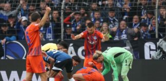 Grodowski liegt auf dem Rasen. 