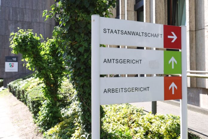 Anklage in Bielefeld Gegen fünf Männer ist Anklage wegen gewerbsmäßigen Bandenbetrugs erhoben worden (Archivbild)