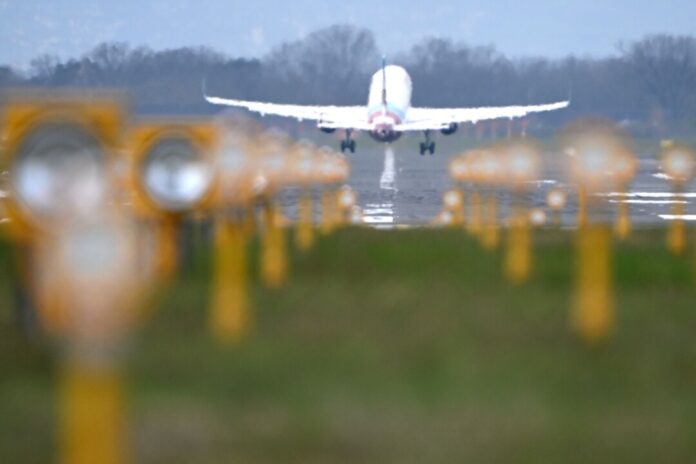 Ferienreiseverkehr am Flughafen Köln/Bonn Der neue Winterflugplan ist an den größten NRW-Airports in Kraft getreten. (Archivbild)