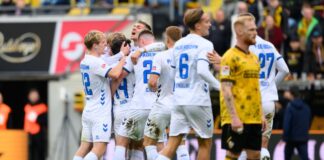 Paderborn setzt Siegesserie in Dresden fort Paderborns Spieler umjubeln Mika Baur (SC Paderborn) nach seinem Tor zum 1:2.