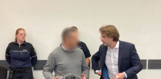 Aussagen: Prozess um Tod einer 12-Jährigen im Krankenhaus Der Angeklagte betritt mit seinem Anwalt Sebastian Thieme (r) den Gerichtssaal.