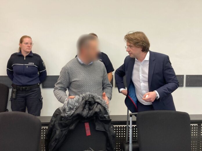 Der Angeklagte betritt mit seinem Anwalt Sebastian Thieme (r) den Gerichtssaal. 