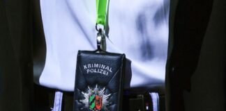 Die Kriminalpolizei in NRW trägt solche sogenannten Badges. Die Ermittler bekommen jetzt Unterstützung. (Symbolbild)