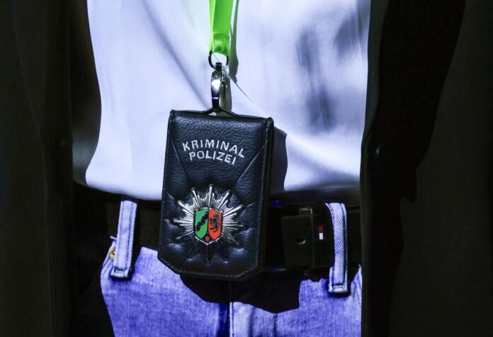 Die Kriminalpolizei in NRW trägt solche sogenannten Badges. Die Ermittler bekommen jetzt Unterstützung. (Symbolbild)