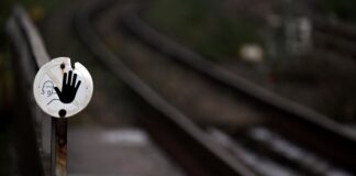 Ende von Bahnsperrung im Ruhrgebiet Wegen Bauarbeiten halten in Bochum seit Anfang September keine Regionalbahnen oder Fernzüge mehr - doch ein Ende der Sperrung ist absehbar (Foto Illustration).