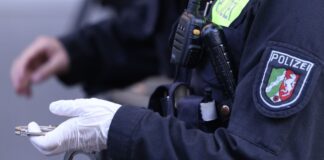 Die Duisburger Polizei hat fünf Wohnungen durchsucht und drei Haftbefehle vollstreckt.(Symbolbild)