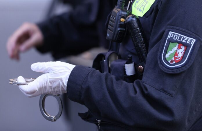 Die Duisburger Polizei hat fünf Wohnungen durchsucht und drei Haftbefehle vollstreckt.(Symbolbild)