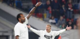 Der Ex-Kaiserslautern-Trainer Markus Anfang (r) könnte bei Fortuna Düsseldorf auf Daniel Thioune folgen. (Archivbild) 