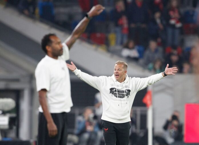 Der Ex-Kaiserslautern-Trainer Markus Anfang (r) könnte bei Fortuna Düsseldorf auf Daniel Thioune folgen. (Archivbild) 