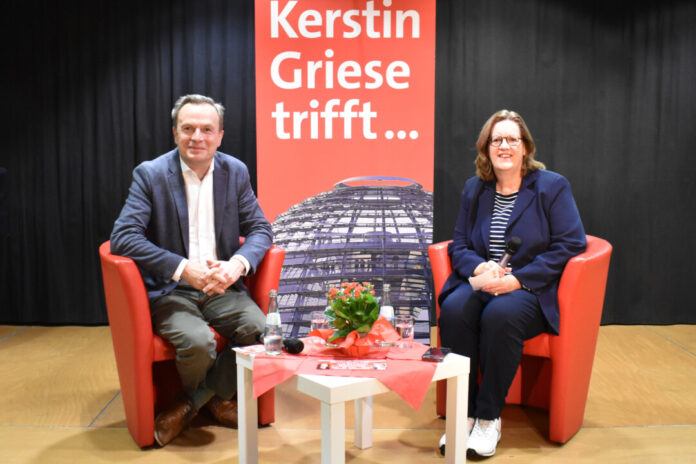 Kerstin Griese mit Jens Südekum auf der kleinen Bühne. Foto: Büro Griese