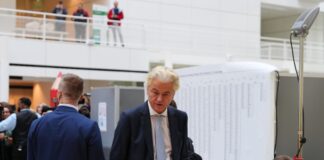 Der Rechtspopulist Geert Wilders hat einer ersten Prognose zufolge bei der Parlamentswahl in den Niederlanden seine Position als stärkste politische Kraft eingebüßt.