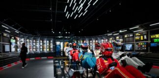 Immer schneller, immer sicherer - Schutzanzüge und Helme bei einer Formel 1-Ausstellung in Oberhausen.