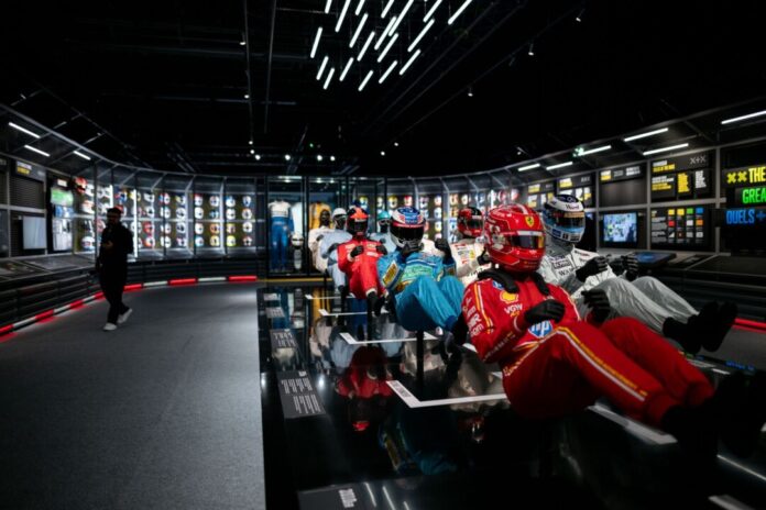 Immer schneller, immer sicherer - Schutzanzüge und Helme bei einer Formel 1-Ausstellung in Oberhausen.