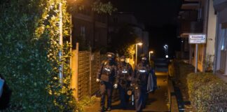 Im Morgengrauen sind Ermittler in Nordrhein-Westfalen gegen eine mutmaßliche Bande von Telefonbetrügern vorgegangen.