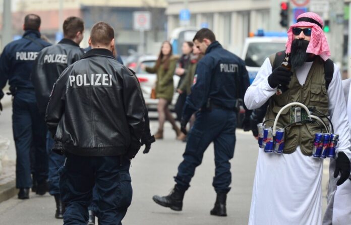 Kölner Polizei gegen «gewaltverherrlichenden Kostüme» Die Kölner Polizei warnt vor dem Mitführen echt aussehender Waffenattrappen im Karneval. (Archivbild).