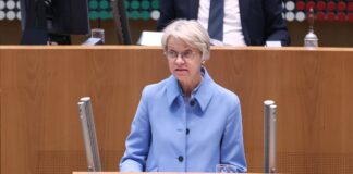 NRW-Schulministerin Dorothee Feller (CDU) lässt den Vorwurf der Vernachlässigung der Bildungsinvestitionen nicht auf sich sitzen. (Archivbild)