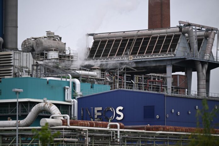 Der Ineos-Standort in Köln bleibt erhalten, zwei Werke in Rheinberg sollen hingegen dichtgemacht werden.