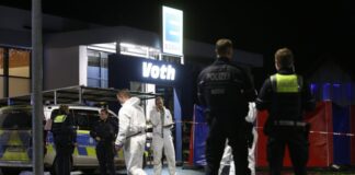 16-Jähriger getötet – Ermittler prüfen psychische Erkrankung Vor zehn Tagen sichern Beamte Spuren auf einem Parkplatz in Lemgo. Im Kassenbereich des Supermarktes war ein 16-Jähriger getötet worden. (Archivbild)