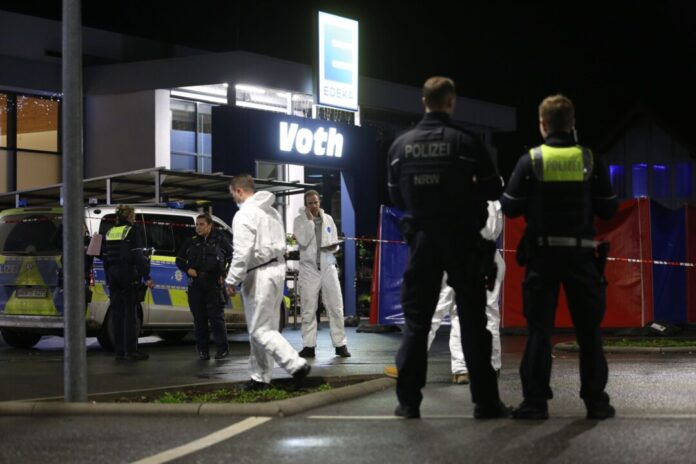 Nach Tötungsdelikt in Lemgo schweigt der Tatverdächtige Vor zehn Tagen sichern Beamte Spuren auf einem Parkplatz in Lemgo. Im Kassenbereich des Supermarktes war ein 16-Jähriger getötet worden. (Archivbild)