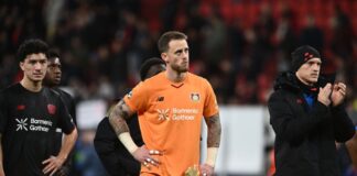 Mark Flekken (M) kassierte gegen PSG in der Champios League sieben Gegentreffer.