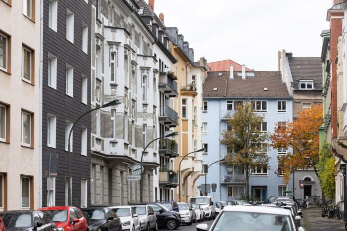 In Düsseldorf stiegen die Mieten im Quartalsvergleich um 0,7 Prozent und damit stärker als in den meisten anderen Großstädten. (Archivbild)