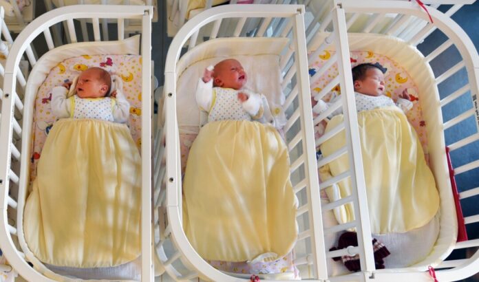 Babys in Bettchen Die Bevölkerung wird in NRW einer Prognose zufolge langfristig schrumpfen. Weniger Geburten und mehr Sterbefälle werden dabei angenommen. (Symbolbild)