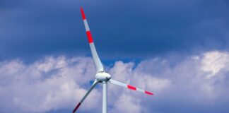 Flügel und Kopf von Windkraftanlage fallen ab Windrad verliert Kopf und Flügel: Warum die Windkraftanlage havarierte ist nach Angaben der Behörden unklar. (Symbolbild)