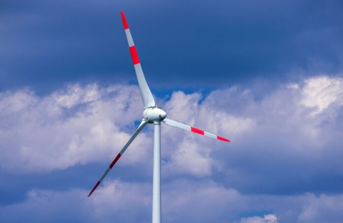 Windrad verliert Kopf und Flügel: Warum die Windkraftanlage havarierte ist nach Angaben der Behörden unklar. (Symbolbild)