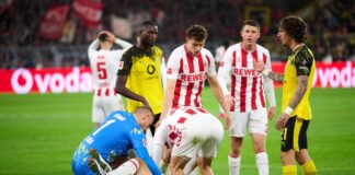 Kölner Schmerz nach «doppelter Niederlage» beim BVB Offenbar schwer verletzt: Timo Hübers umringt von seinen Kölner Mitspielern