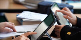 Lernen am Tablet oder Papier? Für das Lernen neuer Wörter an Grundschulen macht das einer aktuellen Studie zufolge keinen großen Unterschied. (Symbolbild)