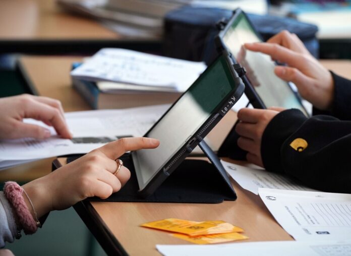 Lernen am Tablet oder Papier? Für das Lernen neuer Wörter an Grundschulen macht das einer aktuellen Studie zufolge keinen großen Unterschied. (Symbolbild)