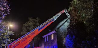 Einsatzkräfte der Feuerwehr konnten das Hauptgebäude vor den Flammen schützen.