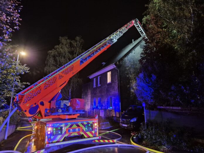 Einsatzkräfte der Feuerwehr konnten das Hauptgebäude vor den Flammen schützen.