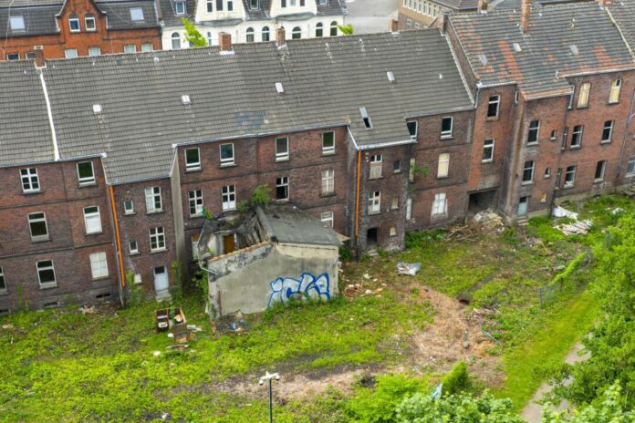Städte und Gemeinden sollten bei der Zwangsversteigerung von Schrottimmobilien ein Vorkaufsrecht bekommen. (Archivbild)