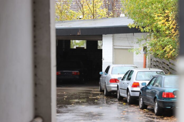 Ob es sich bei den Fundstücken um scharfe Schusswaffen handelt, wird noch untersucht.
