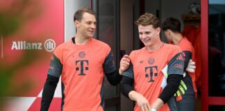 Jonas Urbig (r) darf gegen Gladbach statt Manuel Neuer (l) im Tor ran.