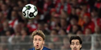 Bielefelds Kunze (l.) und Union Leite (r.) visieren den Ball an. 