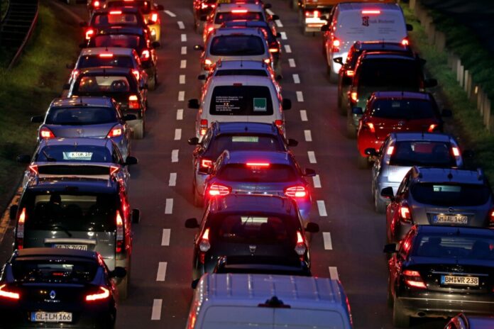 Zahl der Pendler leicht gestiegen Rund fünf Millionen Menschen in Nordrhein-Westfalen pendeln in eine andere Stadt zur Arbeit.