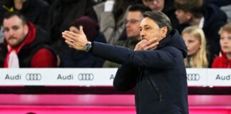 Dortmund-Trainer Niko Kovac ärgert sich im Topspiel in München über den Schiedsrichter.