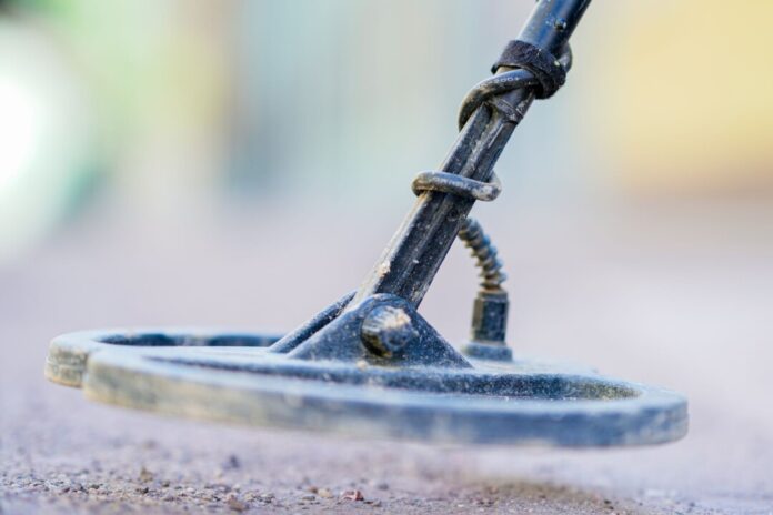 Metallsonde im Einsatz Bereits im August seien Spuren einer illegalen Begehung mit einer Metallsonde auf den Flächen der damaligen Ausgrabungsfläche beobachtet worden. (Symbolbild)