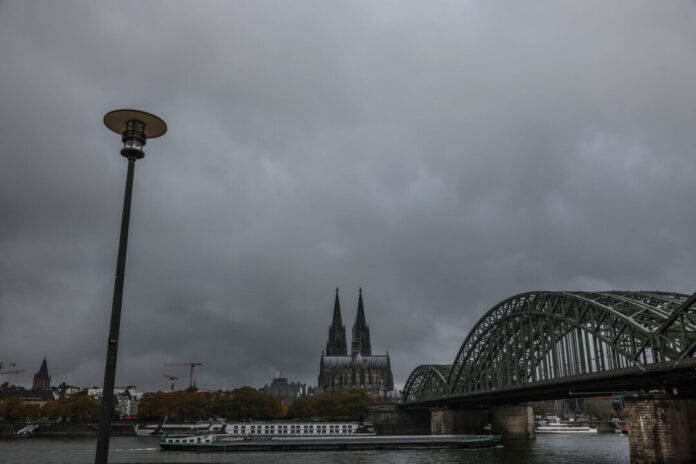 Grauer Himmel in Köln In den nächsten Tagen bleibt es in Nordrhein-Westfalen meist grau und neblig-trüb. (Archivbild)