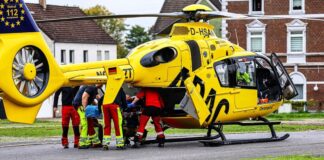 Rettungskräfte fliegen ein schwer verletztes Mädchen aus Herne in ein Krankenhaus.